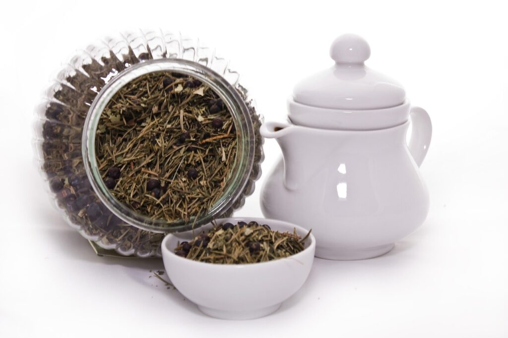 Qual è la tisana serale che favorisce il sonno e sgonfia la pancia in poche ore?