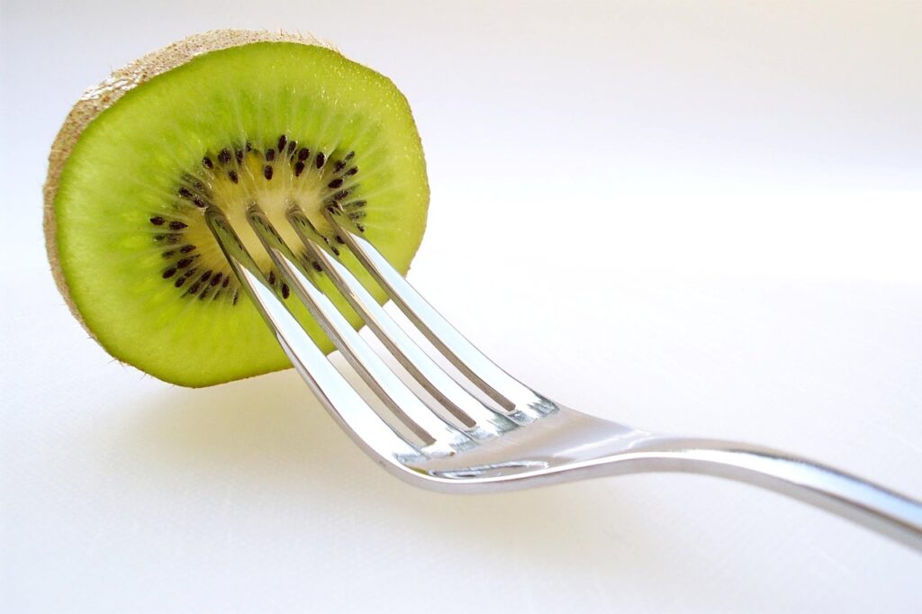 Cosa accade se mangi un kiwi a cena: la risposta sorprende i nutrizionisti
