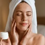 Esfoliazione viso senza stress: la tecnica dolce che non danneggia la barriera cutanea